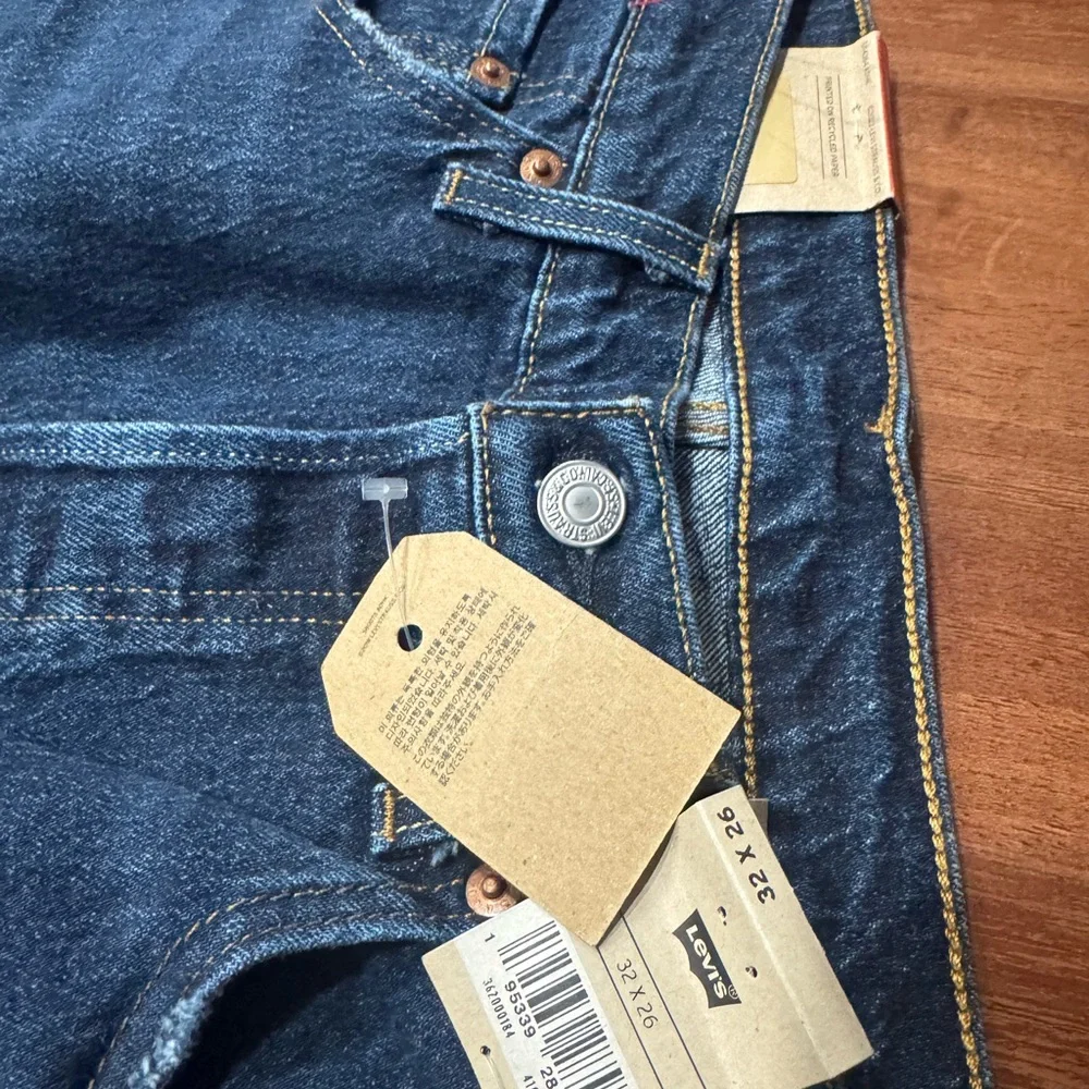 Levi’s 501 Original Cropped Jeans 32x26 Dark Wash Distressed NWT - Picture 4 of 6